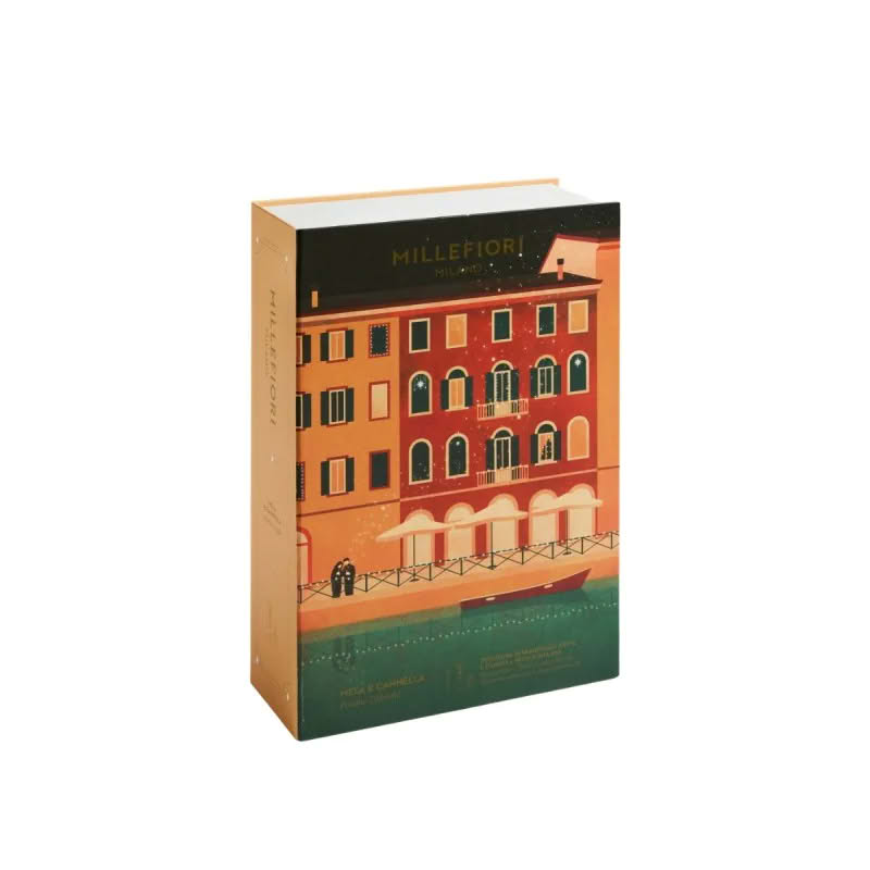Cofanetto Millefiori in confezione con grafica a tema Natale milanese contenente una candela e un diffusore 100 ml di fragranza Mela e Cannella, per un bellissimo ed elegante regalo di Natale